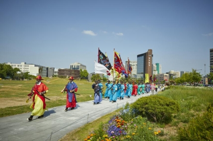 “조선의 파수꾼이 떴다!”... 경복궁·인사동 누비는 ‘수문장 순라의식’ 시작